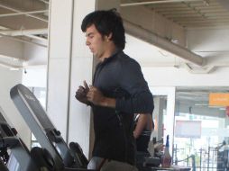 Sergio Pérez trota en una caminadora; el tapatío entrena dos horas al día en el gimnasio. A. HINOJOSA  /