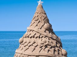 Un inmenso árbol de Navidad de arena, espera a los visitantes en Puerto Vallarta. ESPECIAL  /