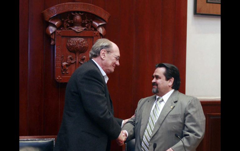 El historiador José María Muriá y el rector de la UdeG, Marco Antonio Cortés Guardado, durante la donación.E. PACHECO  /
