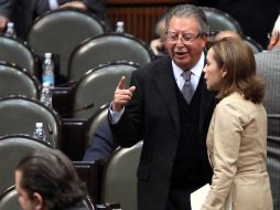 Los coordinadores del PRI y del PAN en San Lázaro, Francisco Rojas y Josefina Vázquez Mota, dialogan en San Lázaro. EL UNIVERSAL  /