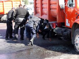 Bomberos tratan de evitar que un camión se incendie en uno de los bloqueos que realizaron los delincuentes en Morelia. EL UNIVERSAL  /