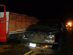 Aspecto de la camioneta Cheyenne y del camión con ladrillos, tras el choque. O. RUVALCABA  /