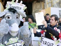 La botarga de burro estuvo acompañada de un estudiante vestido al estilo de Adolfo Hitler. E PACHECO  /