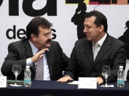 El senador Renán Cleominio Zoreda y el titular de la Comisión Nacional de Derechos Humanos (CNDH), Raúl Plascencia. EL UNIVERSAL  /