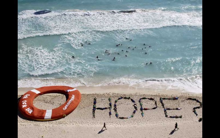 Activistas de Greenpeace y Global Camping for Climate Action cuestionan la falta de acuerdos con 'Hope?' ('¿Esperanza?'). REUTERS  /