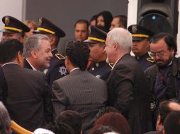 El gobernador y el ex rector se dieron la mano antes de la congratulación. ESPECIAL  /