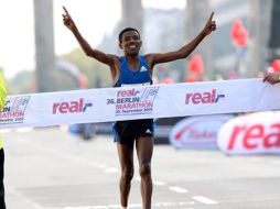 Gebrselassie conserva el récord en maratón. ESPECIAL  /
