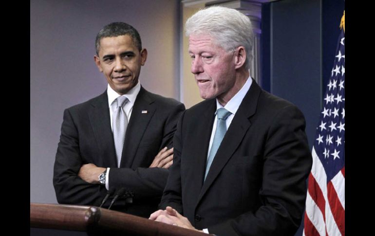 El ex presidente Bill Clinton se une al presidente Barack Obama en la Casa Blanca. AFP  /