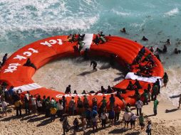 Integrantes de Greenpeace y Global Camping for Climate Action protestan por la falta de acuerdos. EL UNIVERSAL  /