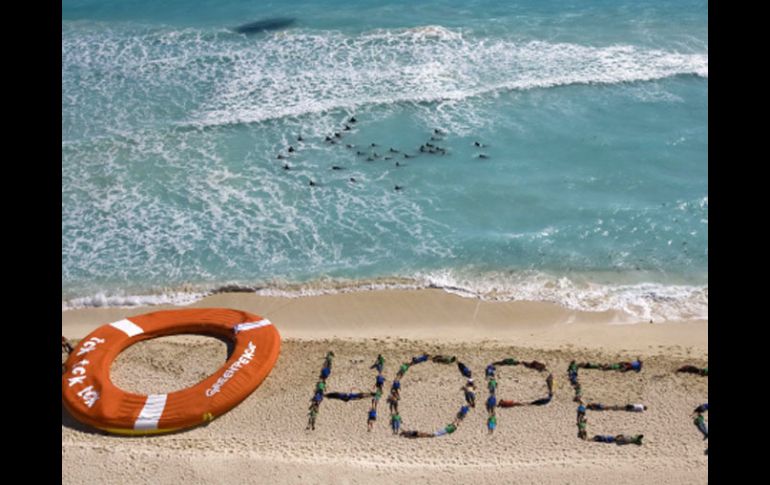 Activistas de Greenpeace se manifiestan cerca de la sede de la Conferencia sobre Cambio Climático en Cancún. NTX  /