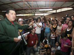 Hugo Chávez, saluda a sus partidarios durante una visita a un refugio para indigentes. REUTERS  /
