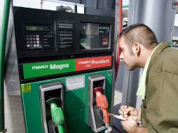 Las gasolinas Magna, Premium Y  diesel cerrará el año en 8.76 pesos, la segunda en 10.10 pesos y el tercero en 9.12 pesos. ARCHIVO  /