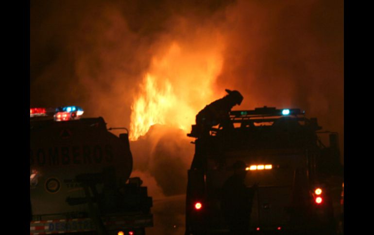 Cuerpos de bomberos se trasladaron al lugar y controlaron el incendio de los autos. NOTIMEX  /