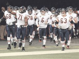 Los Osos de Chicago saltan al emparillado liderados por su mariscal de campo Jay Cutler. GETTY IMAGES SPORT  /