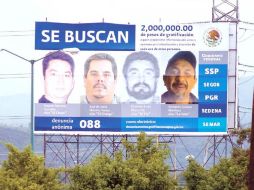 Cartel de la autoridades en el que se ofrecen dos millones de pesos por la captura de 'La Tuta' (d). EL UNIVERSAL  /