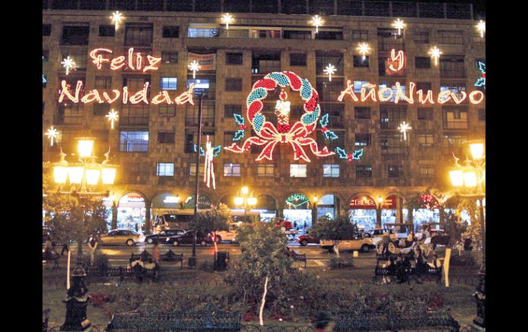 El Centro Histórico tapatío ya tiene los clásicos ornatos navideños. EL INFORMADOR  /