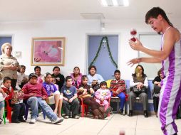 Los niños con secuelas de quemaduras y sus padres, se divirtieron con una sesión gratuita de malabarismos. E. PACHECO  /