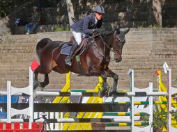 Santiago Vallarta sobre “Gibson Genofonte” dominó la prueba libre con obsáculos a 1.20 metros. S. NUÑEZ  /