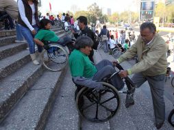 Personas con discapacidad se manifiestan en calles del Centro Histórico de la Ciudad de México. EL UNIVERSAL  /