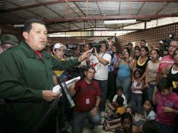 El presidente de Venezuela visita a los damnificados por las lluvias en un refugio, en Caracas. REUTERS  /