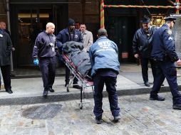 Oficiales de Nueva York retiran el cuerpo de Mark Madoff de su residencia en la Gran Manzana. AFP  /