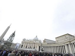Vista general de los miles de peregrinos y fieles congregados para escuchar el tradicional discurso del Papa. EFE  /
