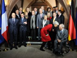 Christine Lagarde, ministro de Economía y Finanzas de Francia, conversa con Schaeuble al final de la reunión del gabinete. AFP  /