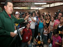 Visita de Chávez a una iglesia en Caracas, en donde platicó con los afectados por las lluvias. AFP  /