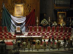 Recién terminada la interpretación de Las Mañanitas, los peregrinos lograron vencer el cerco de seguridad. NOTIMEX  /