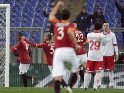 Los jugadores del Roma corren a festejar el gol de Juan Silvera. AP  /