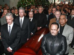 El último adiós al médico fue en el distribuidor de las salas de hospitalización del vetusto inmueble del barrio del Retiro. E. PACHECO  /