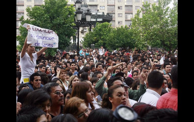 La UdeG seguirá las manifestaciones a las afueras del Palacio de Gobierno para exigir los 701 MDP. ARCHIVO  /