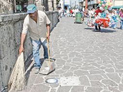 Las autoridades zapopanas contemplan sanciones por tirar basura en la calle, como sucede en Guadalajara. M. FREYRÍA  /