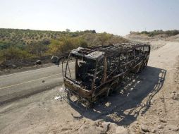 Camión quemado en Apatzingán, Michoacán. AFP  /
