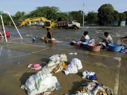 Mujeres lavando ropa en Pedraza, población inundada. EFE  /