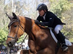 Héctor Caro, del Guadalajara Jockey Club, a lomos de “Sisterma” se coronó en el Clásico. A. CAMACHO  /
