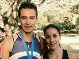 Enrique Camarena y Úrsula Sánchez, triunfadores la carrera “Vive” 2010. A. ARZÁPALO  /