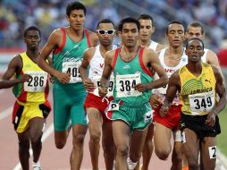 Juan Luis Barrios (384) llega primero a la meta en la competencia de 1500 metros en los pasados Juegos Centroamericanos. MEXSPORT  /