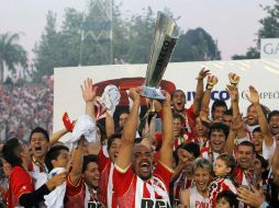 El capitán Juan Sebastián Verón festeja con sus compañeros el nuevo título. EFE  /