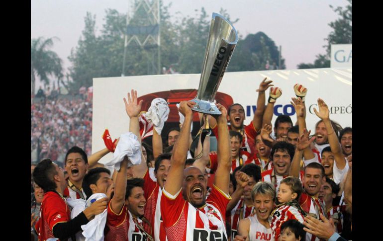 El capitán Juan Sebastián Verón festeja con sus compañeros el nuevo título. EFE  /