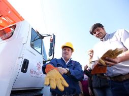 El alcalde participó en la colocación de una de las seis mil lámparas de alumbrado público que se cambiaron en la zona. ESPECIAL  /