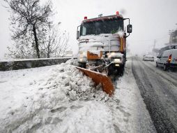 Un hombre retira la nieve que está cerca de su automóvil, en Minneapolis, Minnesota. AFP  /