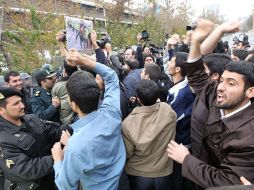 Estudiantes iraníes se enfrentan a la Policía antidisturbios durante una manifestación. NTX  /