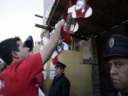 Esta mañana estudiantes de la UdeG llevaron sus cartas de Navidad a las puertas del Palacio de Gobierno en señal de protesta. E BARRERA  /