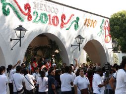Estudiantes de la UdeG a las afueras de Casa Jalisco en una manifestación para exigir recursos al Ejecutivo. ARCHIVO  /