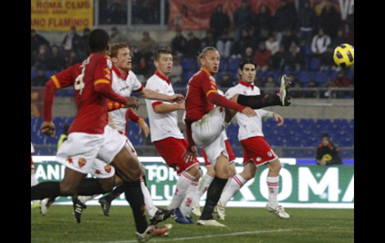 El jugador del AS Roma, Leite Ribero, recibió el Bridón de Oro por tercera vez. EFE  /
