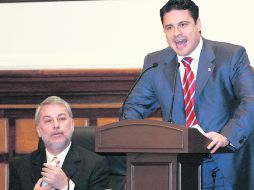 El gobernador a un costado del alcalde tapatío mientras éste rinde su informe. S. NÚÑEZ  /