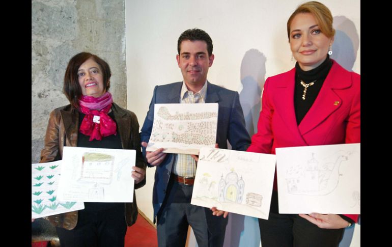 Ana Lucía González y Modesto Aceves, de la SC Jalisco,  y Martha Venegas, del Consejo Regulador del Tequila. E. BARRERA  /