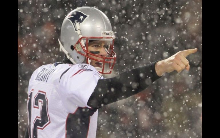 El quaterback de Nueva Inglaterra da indicaciones a sus compañeros bajo la intensa nevada que cayó en el Soldier Field. REUTERS  /