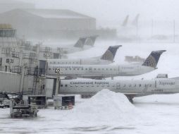 Aviones permanecen en tierra durante una tormenta de nieve en el Aeropuerto Internacional Hopkins, en Cleveland. AP  /